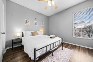 Postel nebo postele na pokoji v ubytování Refined Unit 2BR, 2BA Pool Access + 26 fotografií