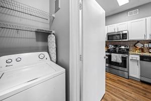 Kuchyň nebo kuchyňský kout v ubytování Refined Unit 2BR, 2BA Pool Access