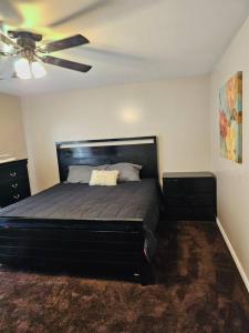 a bedroom with a bed and a ceiling fan at Mins To HospitalsPool Table BBQ Grill HDTV in Fredericksburg +14 photos