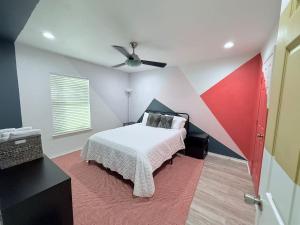 a bedroom with a bed and a ceiling fan at EaDo Townhome Pool Table By Convention & Stadiums in Houston