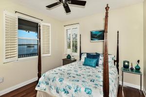 un dormitorio con una cama y una ventana en Ozello Manor Waterfront private dock large patio sleeps 8 dog ok, en Ozello