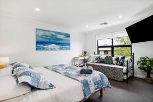 Ένα ή περισσότερα κρεβάτια σε δωμάτιο στο McLaren Vale Tudor Home
