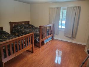 Ένα ή περισσότερα κρεβάτια σε δωμάτιο στο Cabin 4, our largest cabin in Steuben Mi