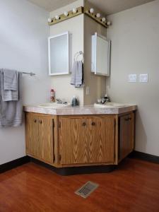 Φωτογραφία από το άλμπουμ του Cabin 4, our largest cabin in Steuben Mi σε Manistique +13 φωτογραφίες