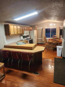 Η κουζίνα ή μικρή κουζίνα στο Cabin 4, our largest cabin in Steuben Mi