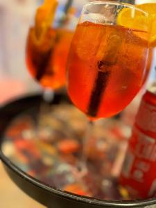 einen Drink im Glas schließen in der Unterkunft hotel roby in Rimini