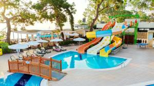 Bazén v ubytování Crystal Aura Beach Resort & Spa - Ultimate All Inclusive nebo v jeho okolí