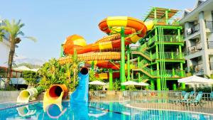 Bazén v ubytování Crystal Aura Beach Resort & Spa - Ultimate All Inclusive nebo v jeho okolí