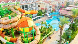 Bazén v ubytování Crystal Aura Beach Resort & Spa - Ultimate All Inclusive nebo v jeho okolí