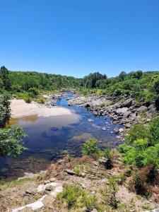 un río en medio de un campo en Casa Ortiz, en Villa Canada del Sauce
