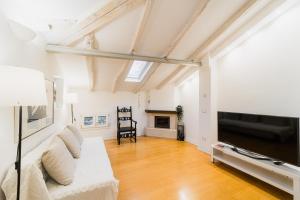 a living room with a couch and a flat screen tv at Dimora Persichetto in Bologna
