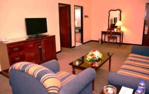TV a/nebo společenská místnost v ubytování Rolla Suites Hotel -Former J5 Bur Dubai Hotel