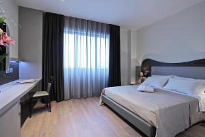 Postel nebo postele na pokoji v ubytování Grand Hotel Forlì + 37 fotografií