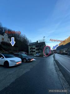 eine Straße mit am Straßenrand geparkten Autos in der Unterkunft StarApartment Trolltunga 2 BR in Odda