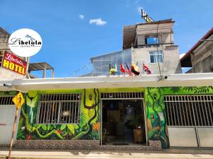 un edificio con una fachada de colores vivos de un restaurante en Libélula Hotel, en Puerto Maldonado