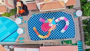 Bazén v ubytování Crystal Aura Beach Resort & Spa - Ultimate All Inclusive nebo v jeho okolí