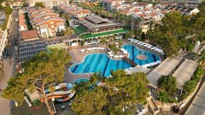 Bazén v ubytování Crystal Aura Beach Resort & Spa - Ultimate All Inclusive nebo v jeho okolí