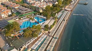 Bazén v ubytování Crystal Aura Beach Resort & Spa - Ultimate All Inclusive nebo v jeho okolí