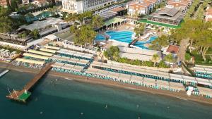 Bazén v ubytování Crystal Aura Beach Resort & Spa - Ultimate All Inclusive nebo v jeho okolí