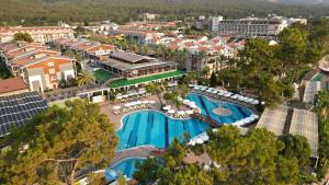 Bazén v ubytování Crystal Aura Beach Resort & Spa - Ultimate All Inclusive nebo v jeho okolí