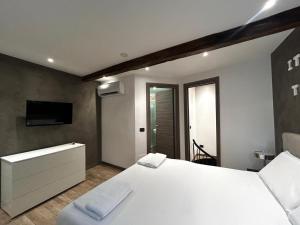 Giường trong phòng chung tại Leonardo Duplex Apartment