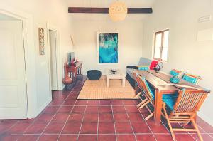 CañameroにあるCharming house in Cañamero with shared poolのテーブルと椅子とソファのある部屋