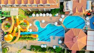 Bazén v ubytování Crystal Aura Beach Resort & Spa - Ultimate All Inclusive nebo v jeho okolí