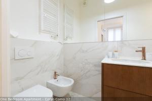 A bathroom at Brera Apartments in Garibaldi Még 37 kép