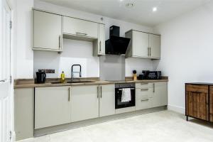 Кухня или мини-кухня в 1 Bed Flat in Central Bradford, Perfect for your stay
