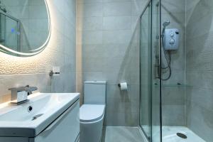 Ванная комната в 1 Bed Flat in Central Bradford, Perfect for your stay +3 фотографии