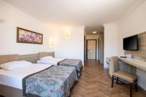 Postel nebo postele na pokoji v ubytování Crystal Aura Beach Resort & Spa - Ultimate All Inclusive