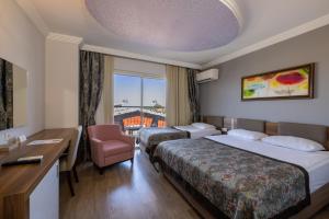 Postel nebo postele na pokoji v ubytování Crystal Aura Beach Resort & Spa - Ultimate All Inclusive