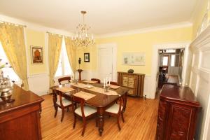 a dining room with a table and chairs at Auberge Chesley's Inn in Cornwall