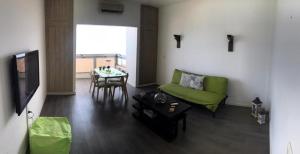 Χώρος καθιστικού στο 1 Bed Chalet - Sleeps 2 - Pets - Pool - Smoking