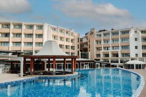 Bazén v ubytování db Seabank Resort + Spa All Inclusive nebo v jeho okolí