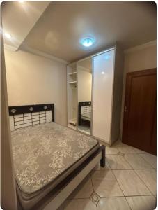a bedroom with a bed and a closet and a mirror at Refúgio solar in Socorro +29 photos