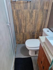 a small bathroom with a toilet and a sink at Apartamento Studio in Diamantina