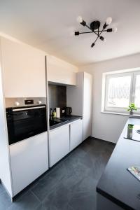Kuchyňa alebo kuchynka v ubytovaní Moderne Wohnung in Seenähe!