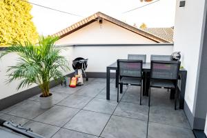 Patio alebo iná vonkajšia časť ubytovania Moderne Wohnung in Seenähe!