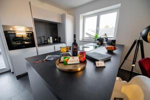Kuchyňa alebo kuchynka v ubytovaní Moderne Wohnung in Seenähe!
