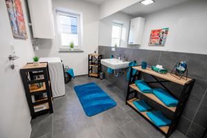 Posedenie v ubytovaní Moderne Wohnung in Seenähe!