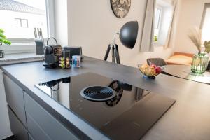 Kuchyňa alebo kuchynka v ubytovaní Moderne Wohnung in Seenähe!