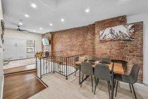 Kuchyň nebo kuchyňský kout v ubytování 2BR,2Bath, 4Beds, Sleeps 6, 10 Min to NYC, 10 Min to Path