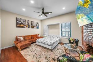 Гостиная зона в 2BR,2Bath, 4Beds, Sleeps 6, 10 Min to NYC, 10 Min to Path