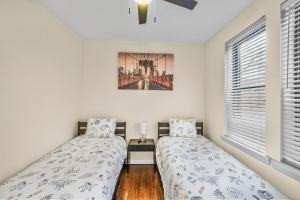 Кровать или кровати в номере 2BR,2Bath, 4Beds, Sleeps 6, 10 Min to NYC, 10 Min to Path