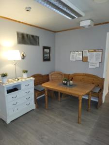 a room with a table and a desk and chairs at Koselig rom i sentrum Gratis Wifi og Parkering Rom 1 in Narvik