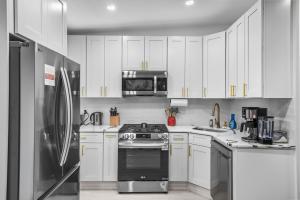 Кухня или мини-кухня в 2BR,2Bath, 4Beds, Sleeps 6, 10 Min to NYC, 10 Min to Path
