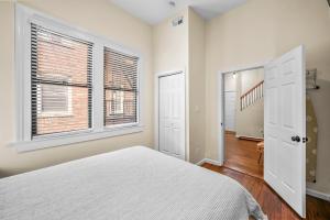 Кровать или кровати в номере 2BR,2Bath, 4Beds, Sleeps 6, 10 Min to NYC, 10 Min to Path