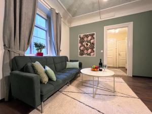 una sala de estar con un sofá y una mesa en Reval Residences, en Tallin