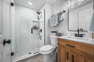 Koupelna v ubytování 2BR,2Bath, 4Beds, Sleeps 6, 10 Min to NYC, 10 Min to Path